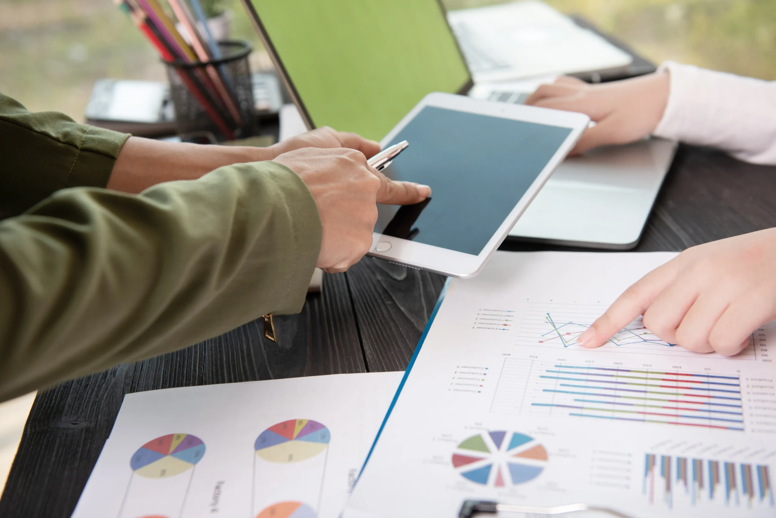 Illustration showing different data collection methods for quantitative and qualitative studies.